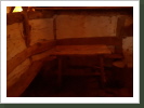 Fischerhütte: 6-7 Schlafplätze, davon 4 auf der Empore, die über Leitern erreichbar sind. Tisch und Hocker optional möglich.